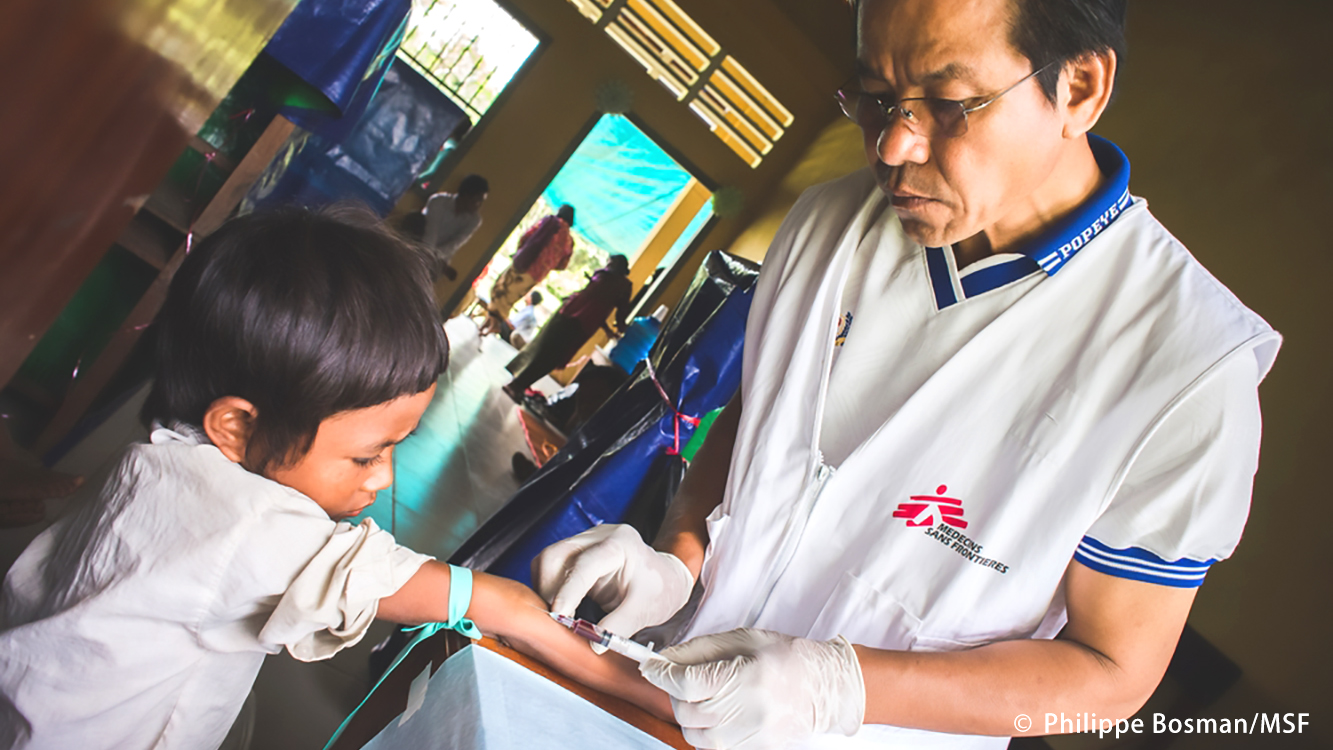 医療が必要な人びとに、マラリア感染の検査キットを2人分提供