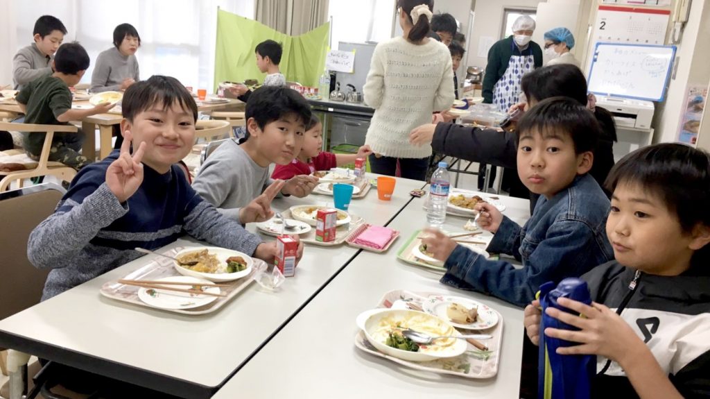 笑顔で食事する子どもたち