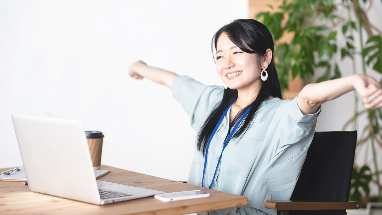 オフィスで達成感を感じている女性